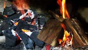 Aprende cómo encender un fuego fácilmente en 5 pasos